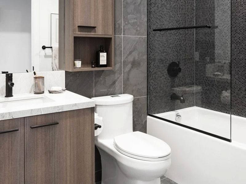 Badezimmer in den Ledbury Apartments in Toronto mit Dusche und Badewanne – Unterkunft für Teilnehmer einer Englisch-Sprachreise in Kanada