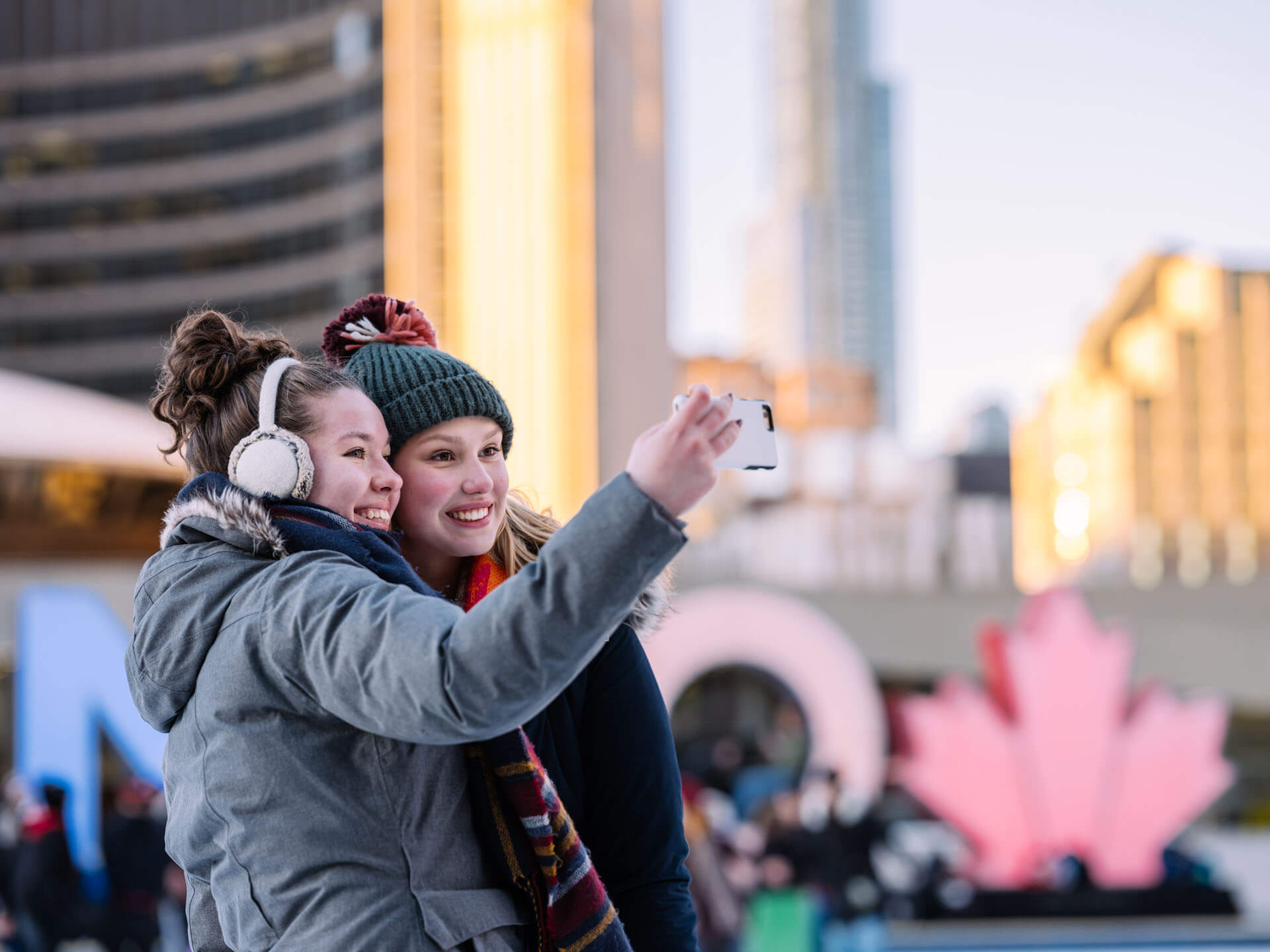 Zwei Sprachschülerinnen machen ein Selfie im winterlichen Toronto während ihres Sprachcamps