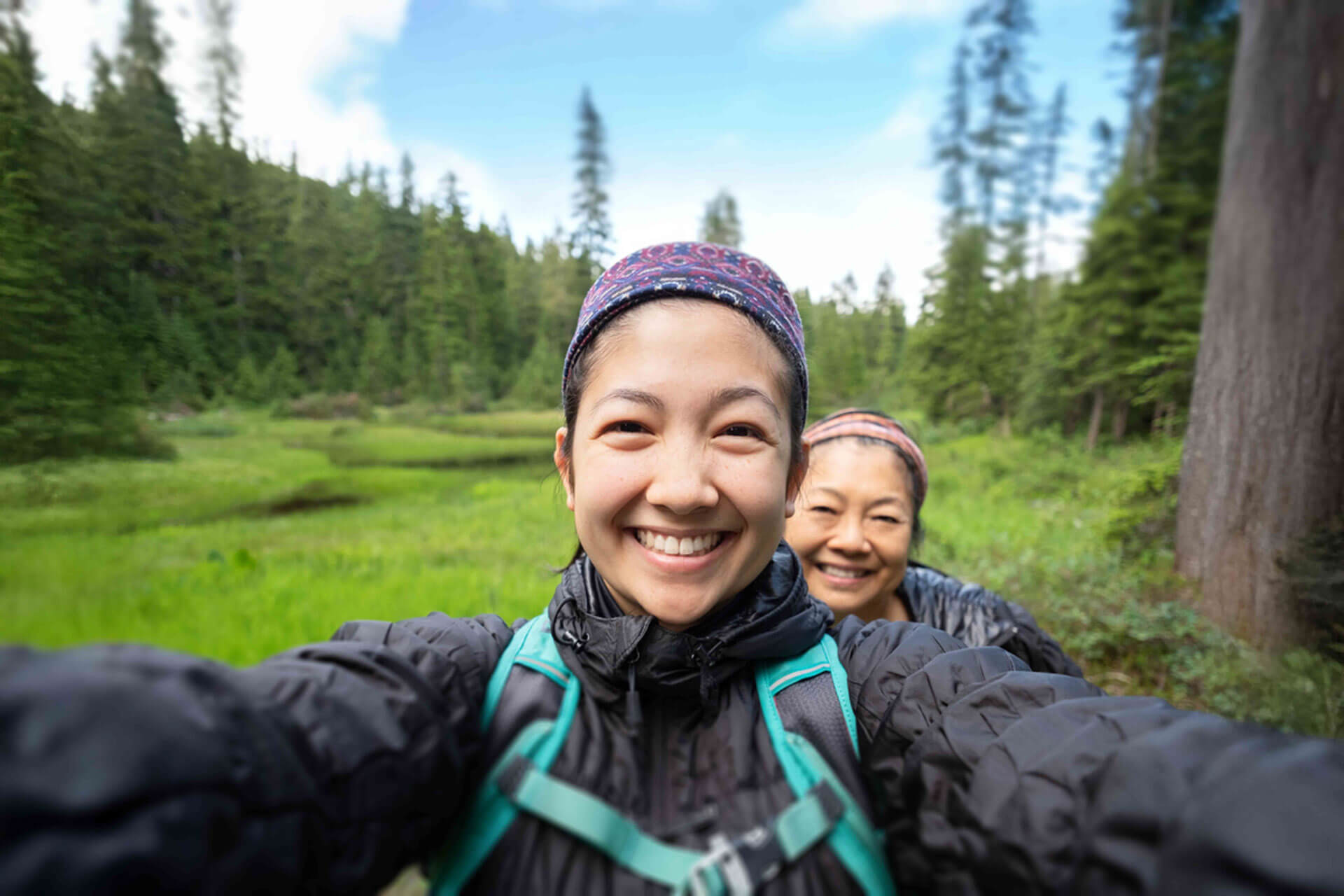 Sprachstudentin mit Rucksack in der Natur Kanadas während einer Sprachreise nach Vancouver