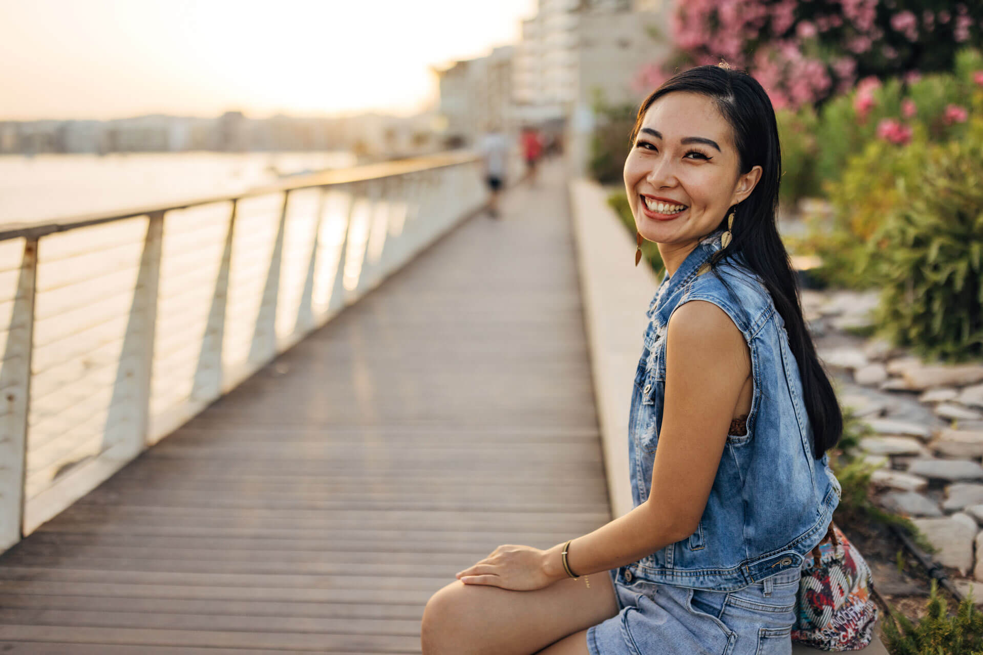 Teilnehmerin genießt den Sonnenuntergang an der Promenade nach dem Englischunterricht Sprachreise Malta