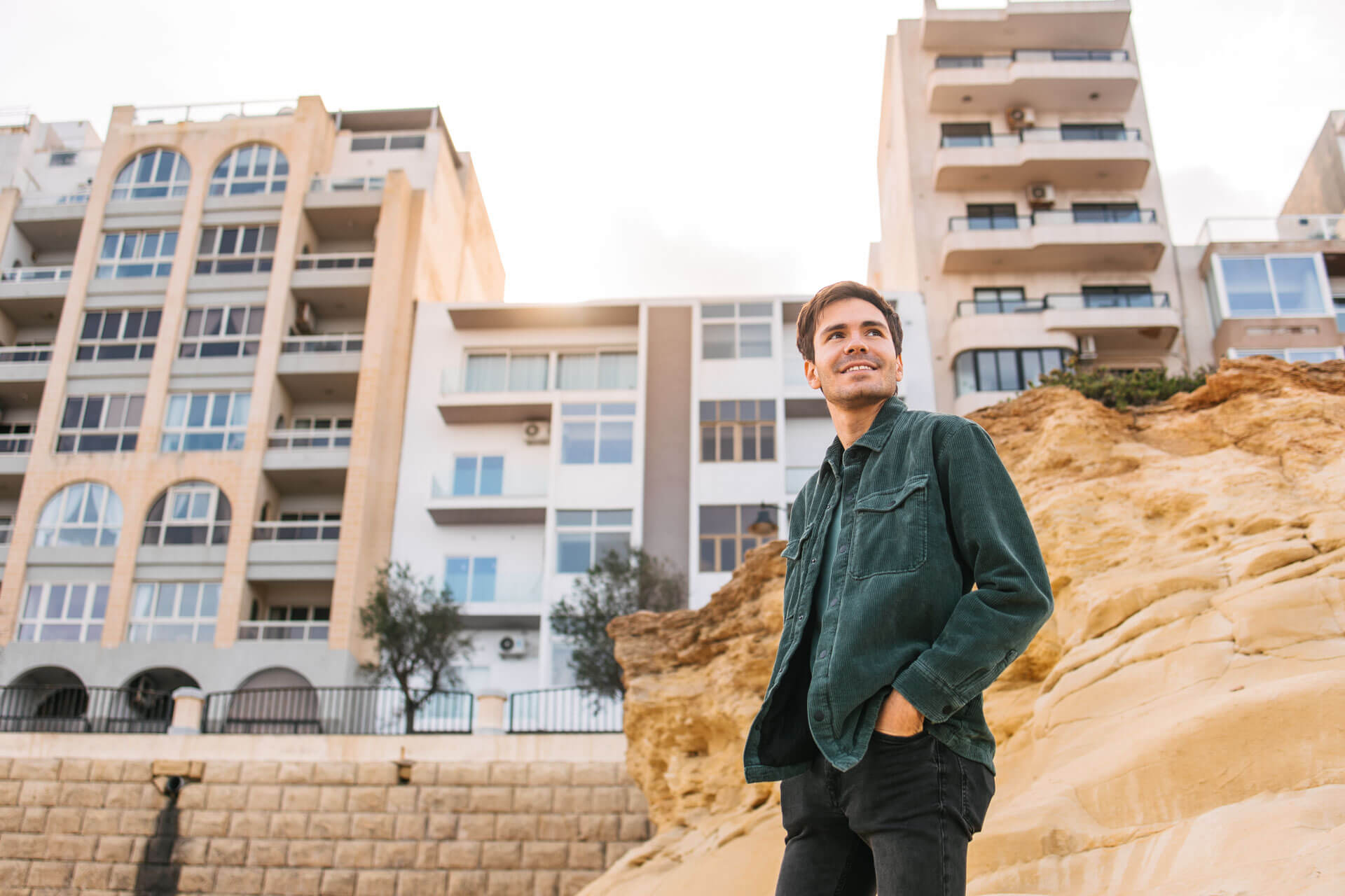 Teilnehmender einer Englisch Sprachreise erkundet die Küste von Sliema auf Malta