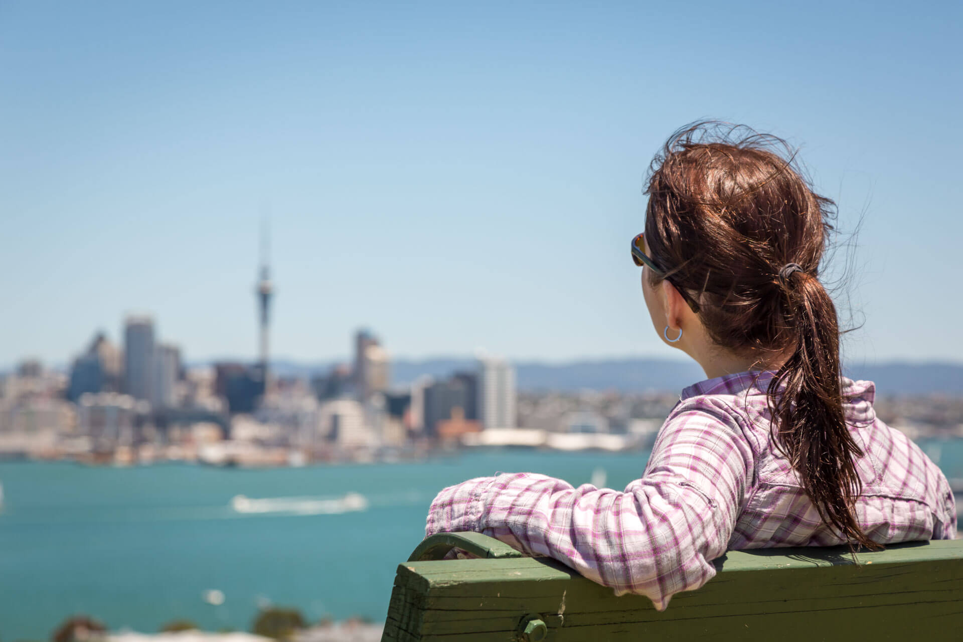 Sprachreisende mit Blick auf die Skyline von Auckland in Neuseeland