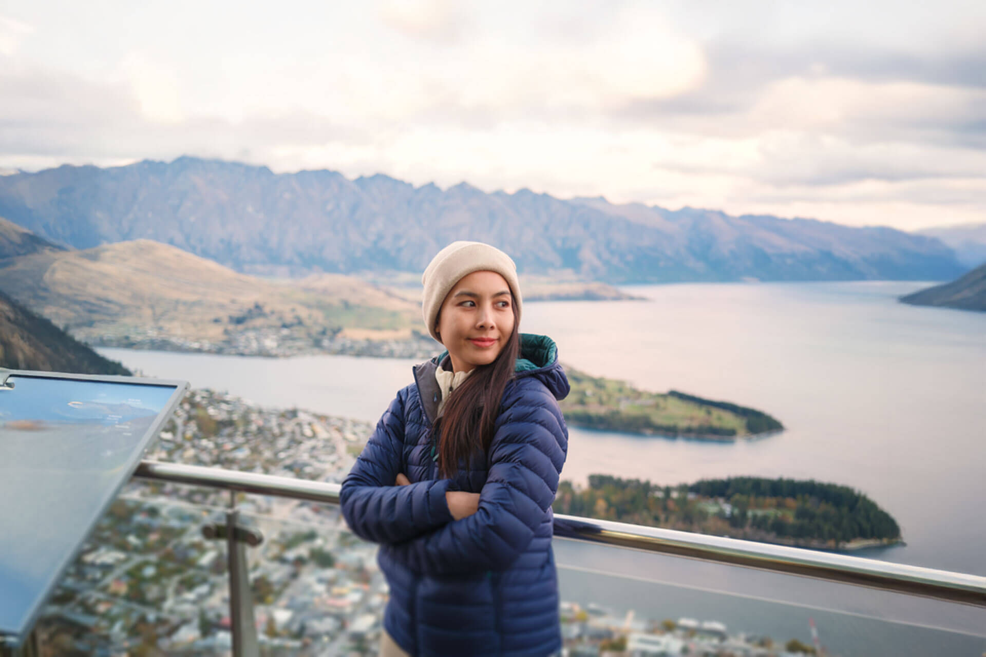Sprachreisende mit Blick auf die Berge von Queenstown in Neuseeland