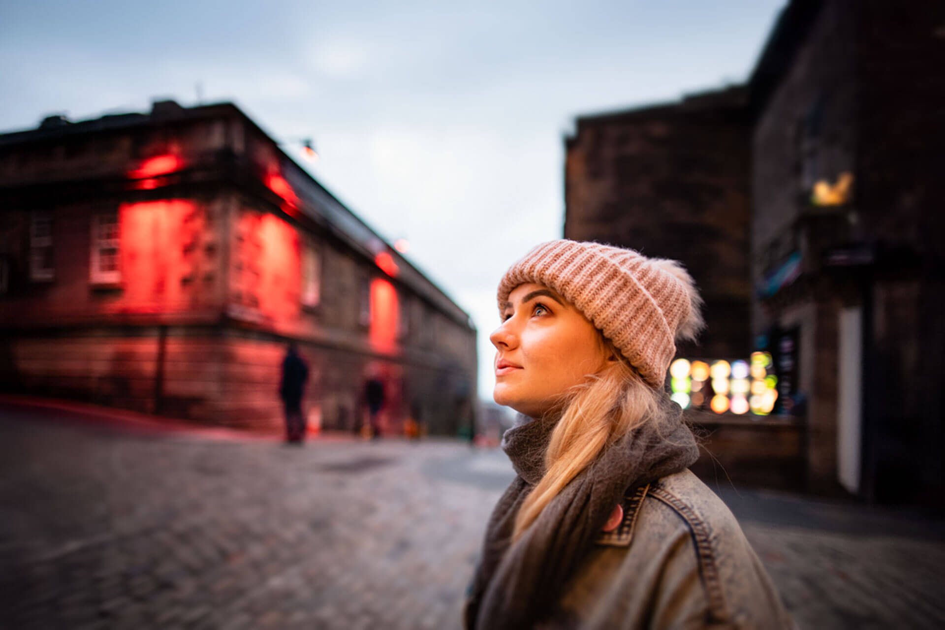 Sprachreisende erkundet abends die Altstadt von Edinburgh und verbessert Hörverständnis im Englischkurs