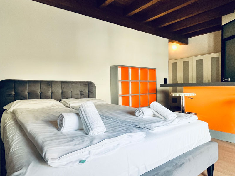 Modernes Studio mit Doppelbett in Lugano für Sprachschüler der Italienisch Sprachschule StL WeSpeak