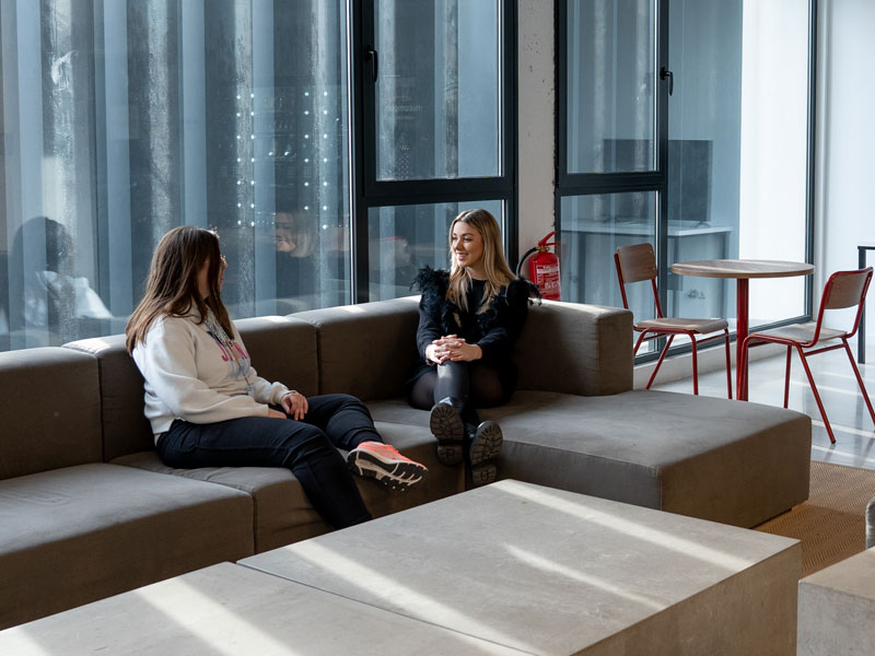 Gemütlicher Gemeinschaftsbereich der Residenz in Alicante mit Sitzgelegenheiten für Sprachschüler