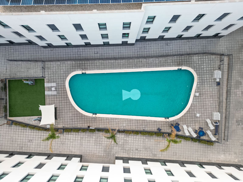 Poolbereich der Studentenresidenz in Alicante mit Liegen und Innenhof – Unterkunft während einer Spanisch-Sprachreise