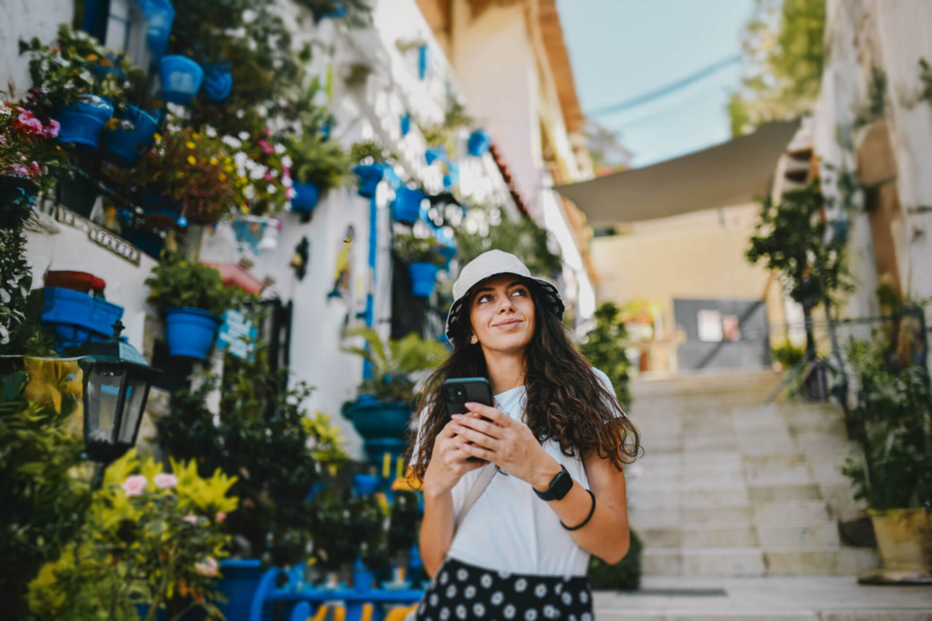 Teilnehmerin erkundet eine blumengeschmückte Gasse in Alicante nach dem Spanischunterricht Sprachreise Spanien
