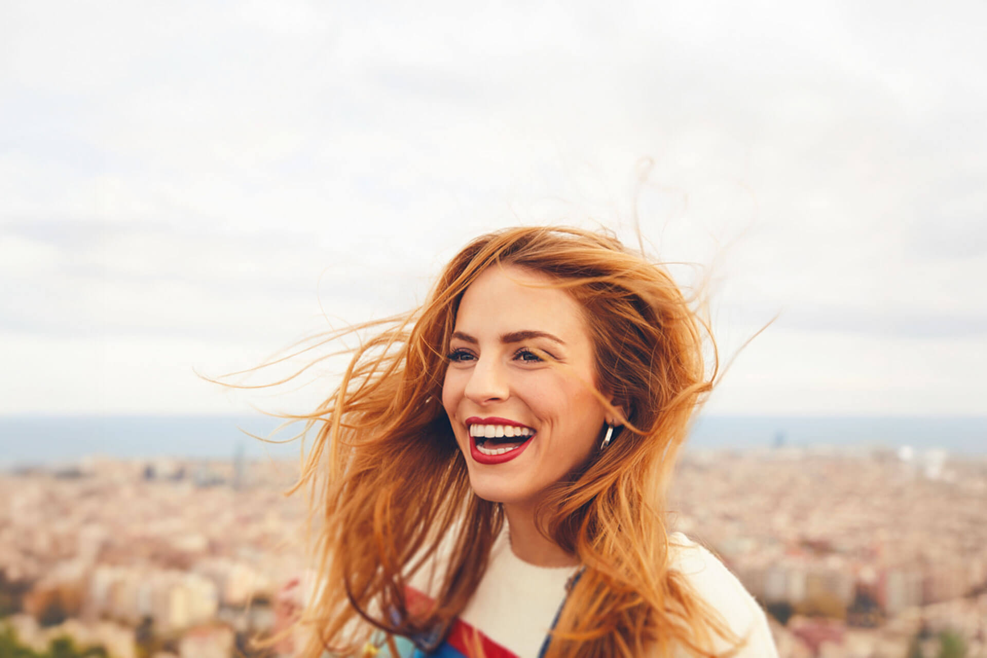 Sprachschülerin über den Dächern von Barcelona.