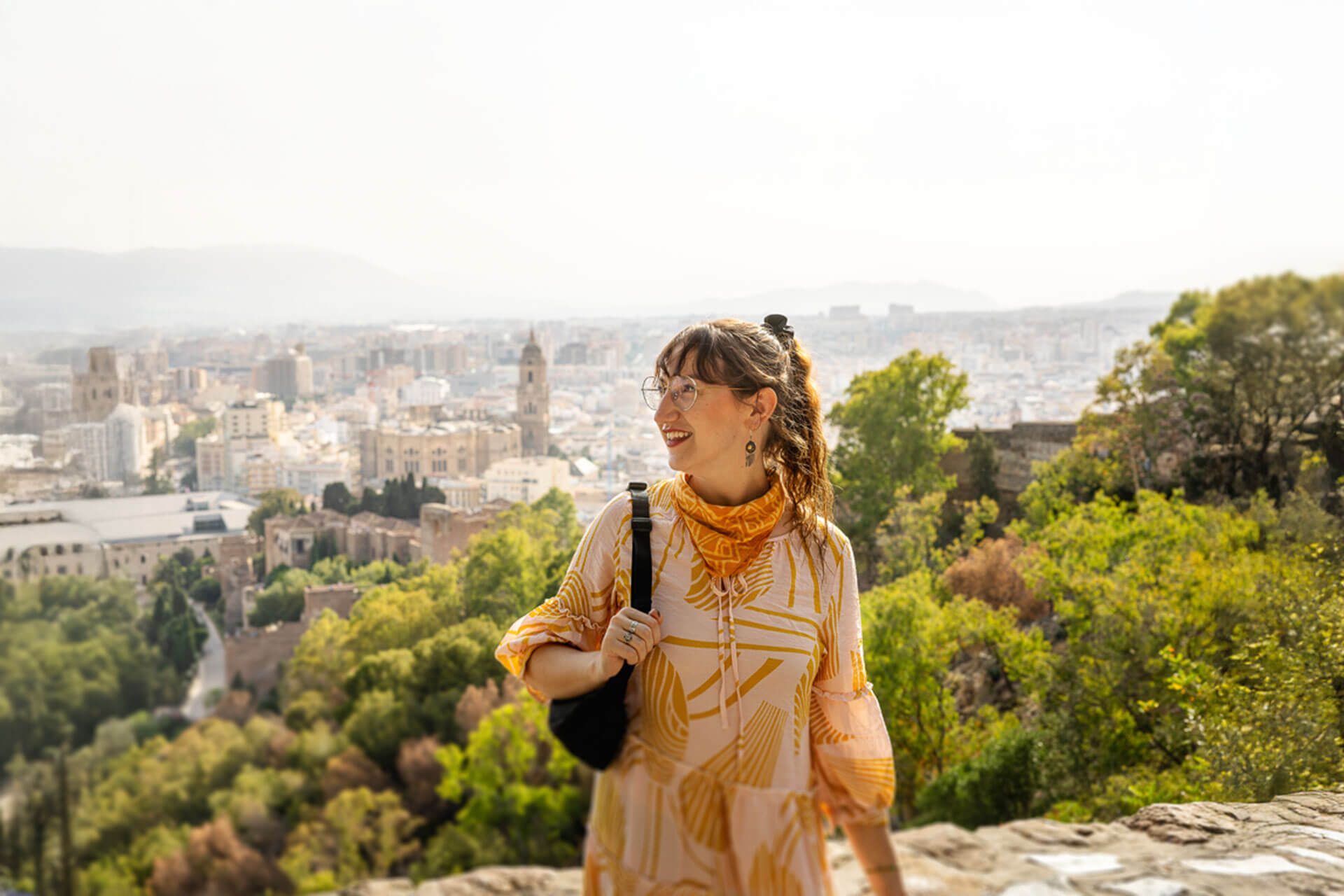 Teilnehmerin genießt den Ausblick über Granada nach dem Spanischunterricht Sprachreise Spanien