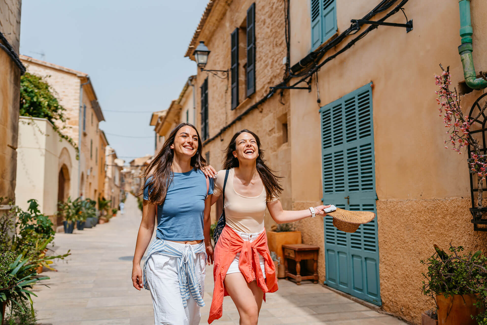 Zwei Sprachreiseteilnehmerinnen erkunden gemeinsam die Altstadt während ihres Aufenthalts in Spanien