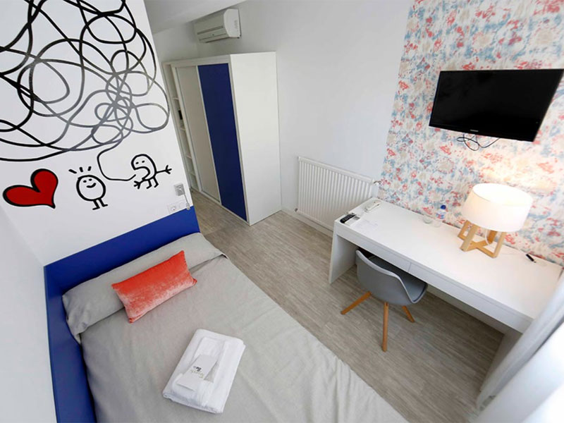 Funktional ausgestattetes Einzelzimmer in einer Residenz nahe der Sprachschule in Madrid mit Arbeitsbereich – Unterkunft für Teilnehmer einer Spanisch-Sprachreise