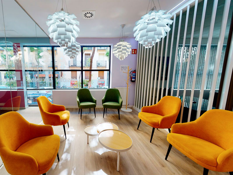 Stilvoll gestalteter Gemeinschaftsbereich der Residenz in Schulnähe in Madrid mit komfortablen Sitzgelegenheiten – Unterkunft für Sprachschüler in Spanien