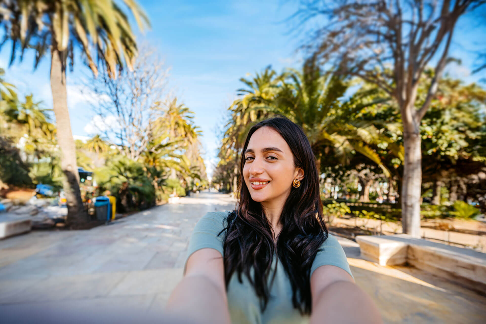 Spaziergang unter Palmen bei Sonnenschein, Freizeit genießen während der Sprachreise
