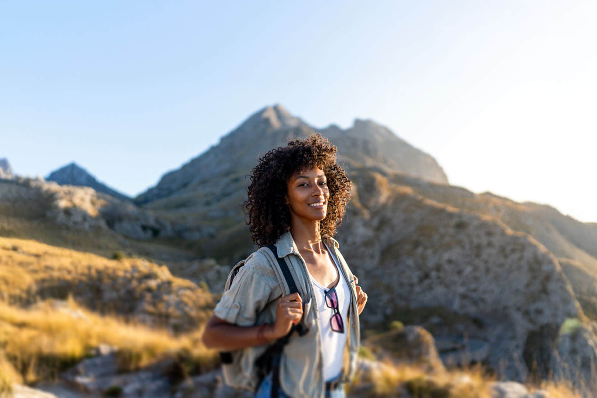 Teilnehmerin der Sprachreise beim Wandern in Mallorcas Bergen, Sprachpraxis und Naturerlebnis kombiniert