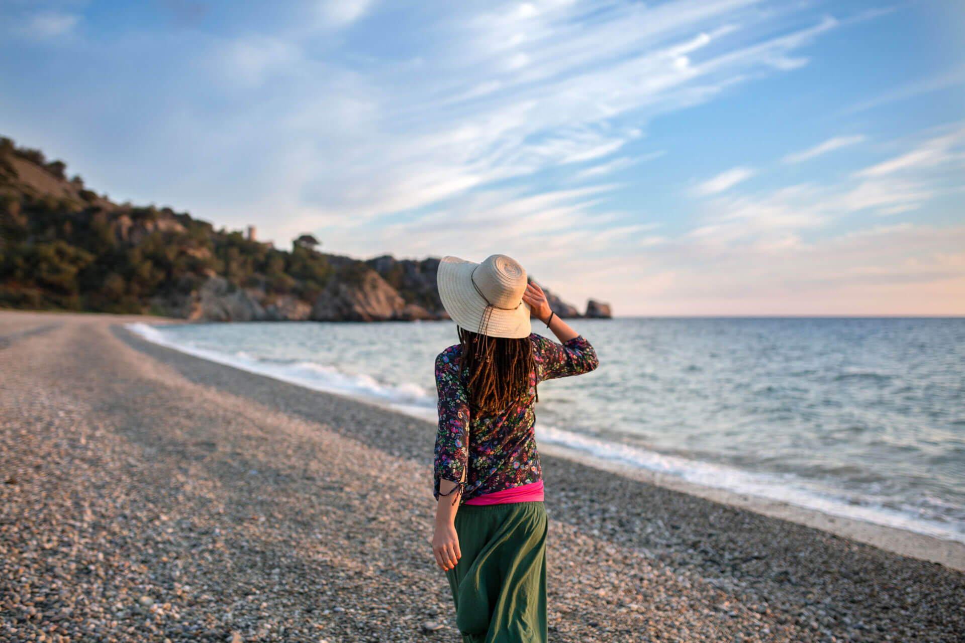 Teilnehmerin der Sprachreise genießt einen Spaziergang am Strand von Nerja bei Sonnenuntergang