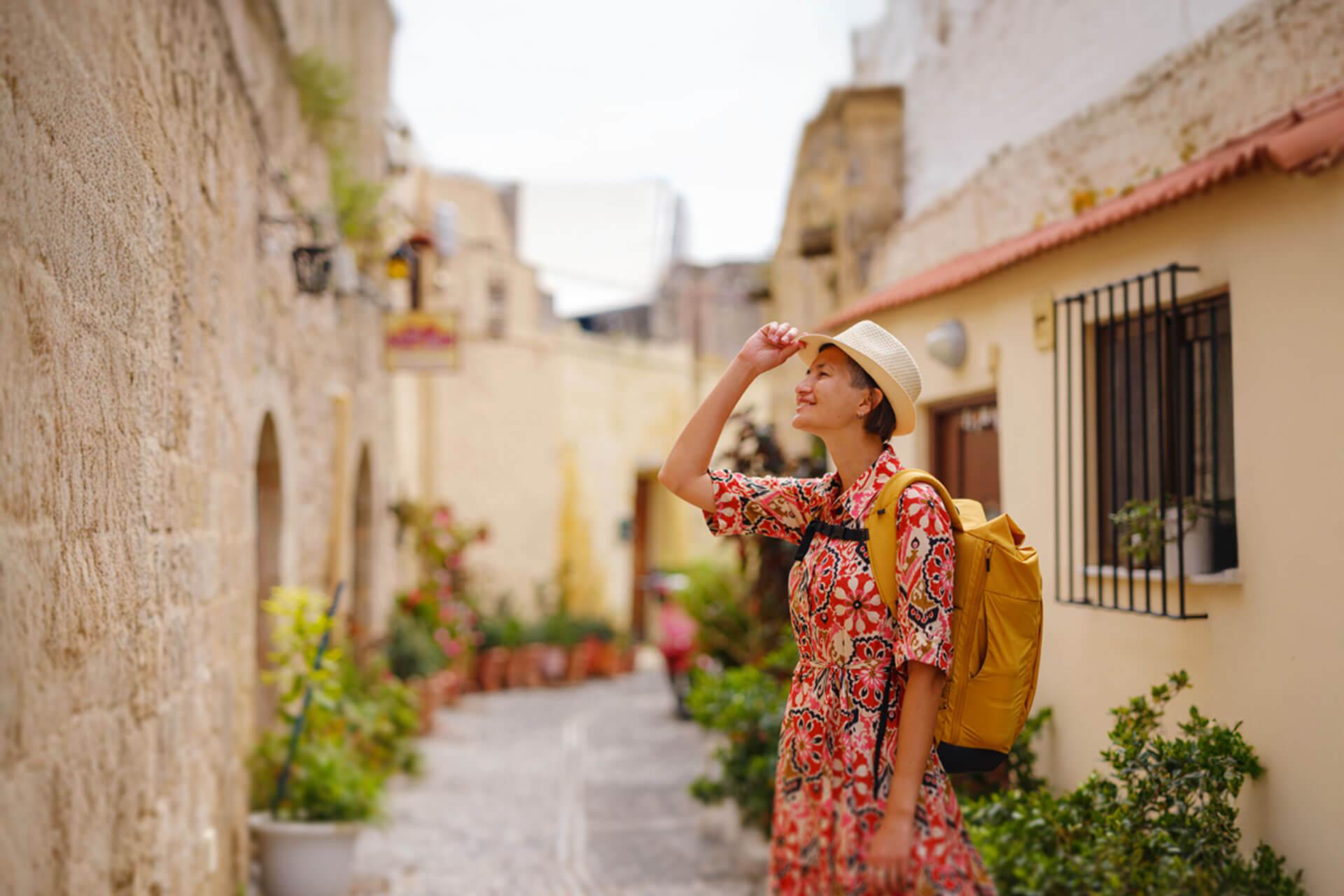 Teilnehmerin der Sprachreise erkundet eine historische Gasse in Salamanca und erlebt spanische Kultur hautnah