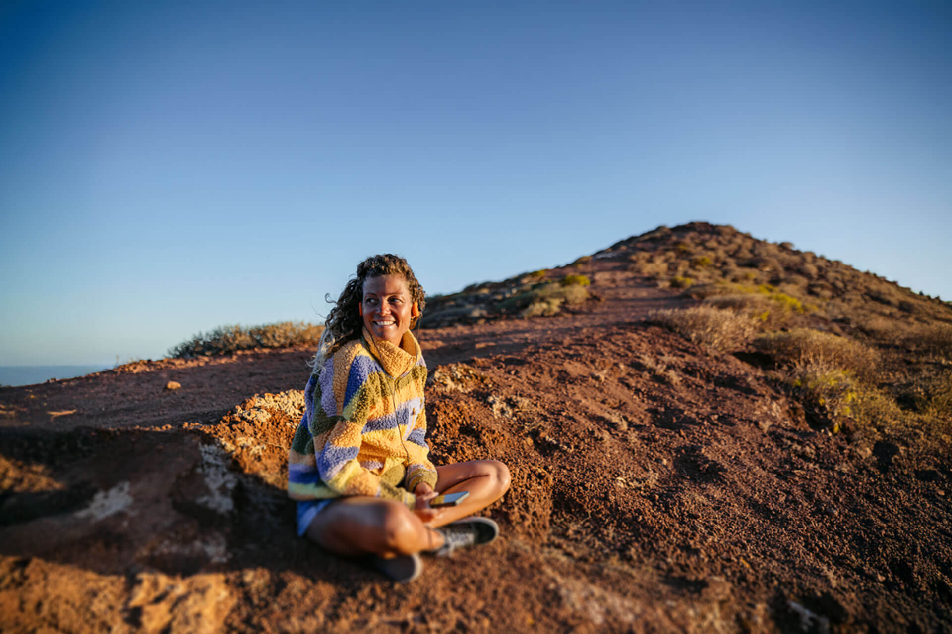 Teilnehmerin der Sprachreise entspannt in der Vulkanlandschaft Teneriffas bei Sonnenuntergang