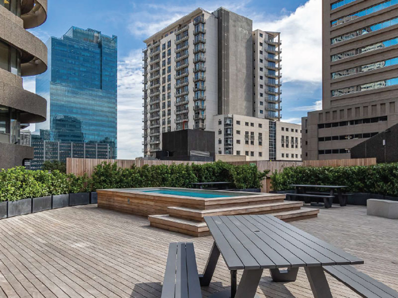 Dachterrasse der Unterkunft in Kapstadt mit Sitzgelegenheiten und Blick auf die umliegende Skyline.