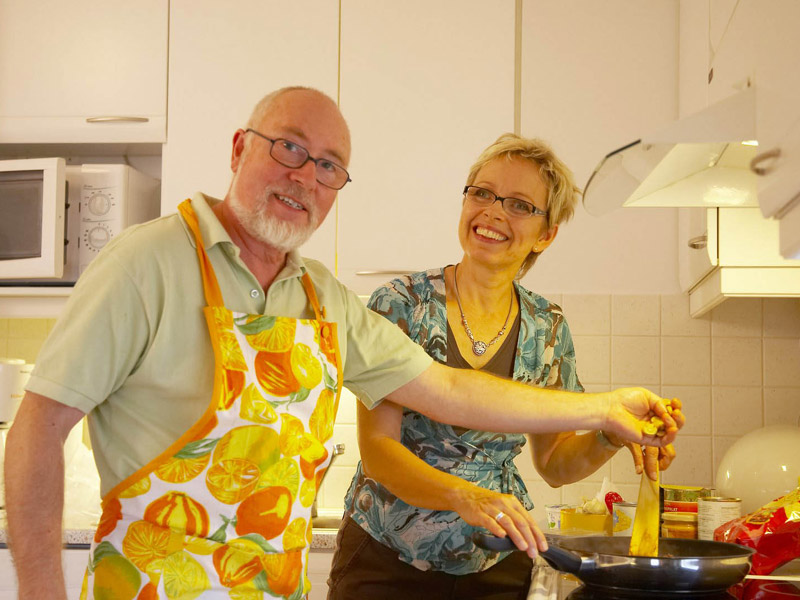 Gastlehrer und Sprachschülerin kochen gemeinsam beim HLI Sprachkurs in den USA