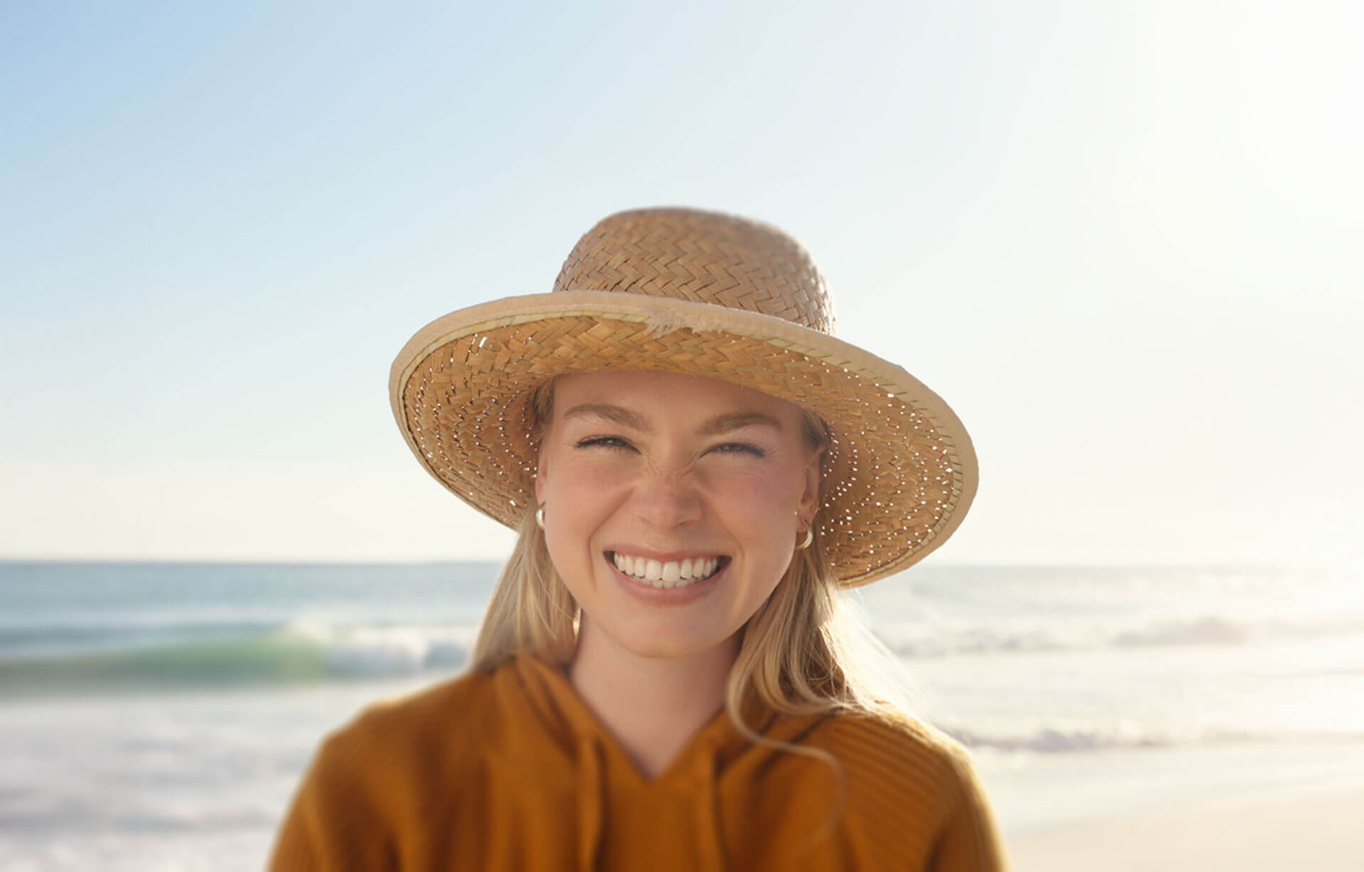 Lächelnde Sprachschülerin am Strand von Miami während einer Englisch Sprachreise mit TLA