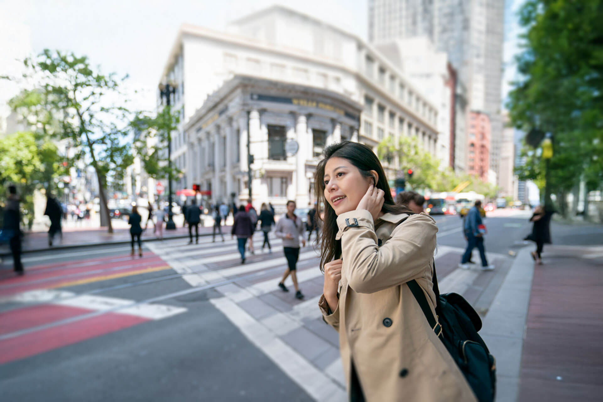 Frau spaziert durch die Innenstadt von San Francisco nahe der Kaplan Sprachschule Berkeley