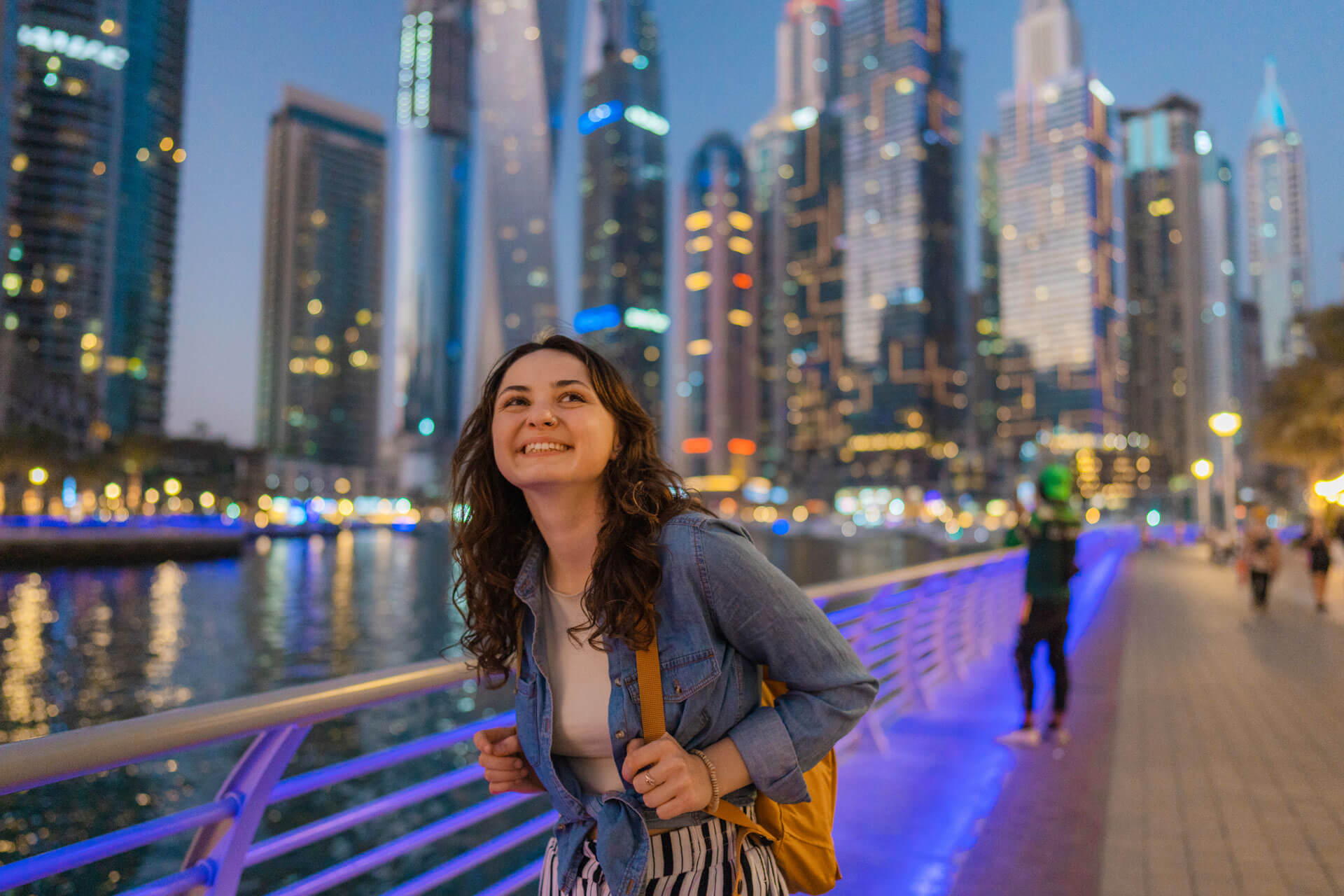Abendstimmung an der Dubai Marina mit Skyline und Spaziergang entlang des Wassers