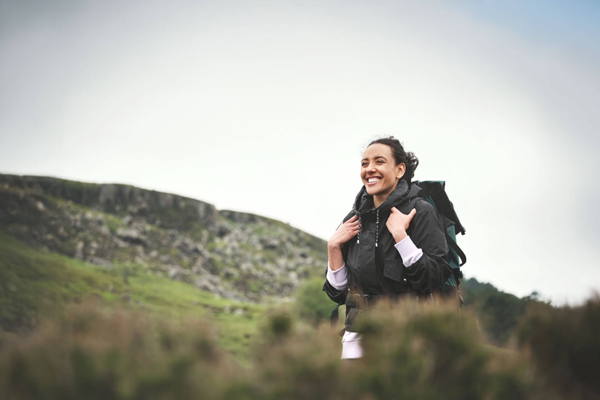 Teilnehmerin einer Englisch Sprachreise in Wales genießt Wanderung durch die Natur nach dem Sprachkurs