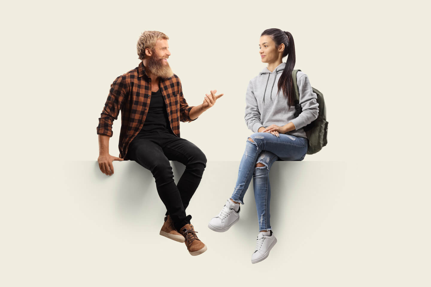 Zwei Sprachschüler unterhaltens sich sitzend auf einer Mauer. Deutsch Sprachaufenthalt - Deutsch lernen im Ausland