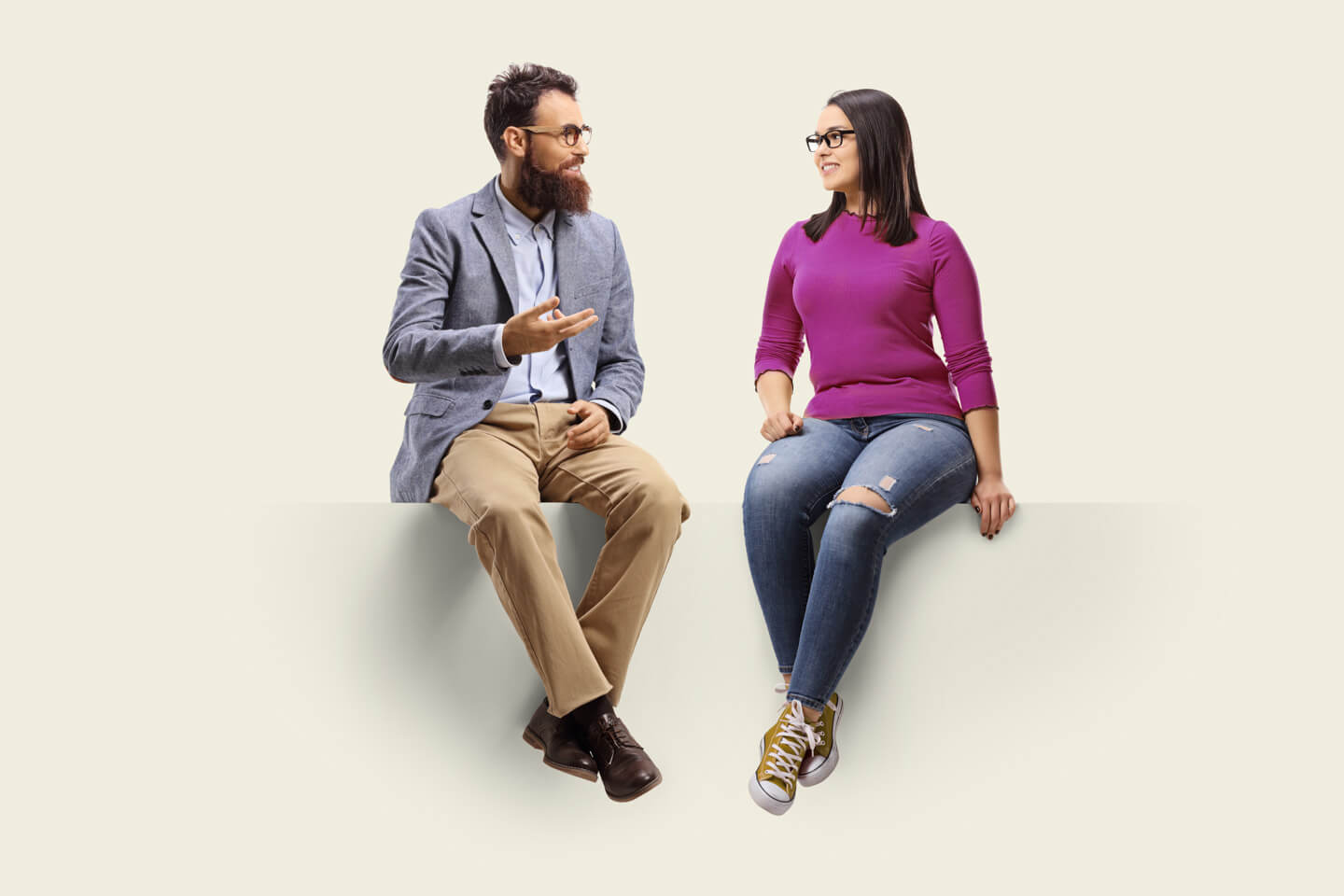 Zwei Sprachschüler unterhalten sich auf einer Bank. Englisch Sprachaufenthalt - Englisch lernen im Ausland