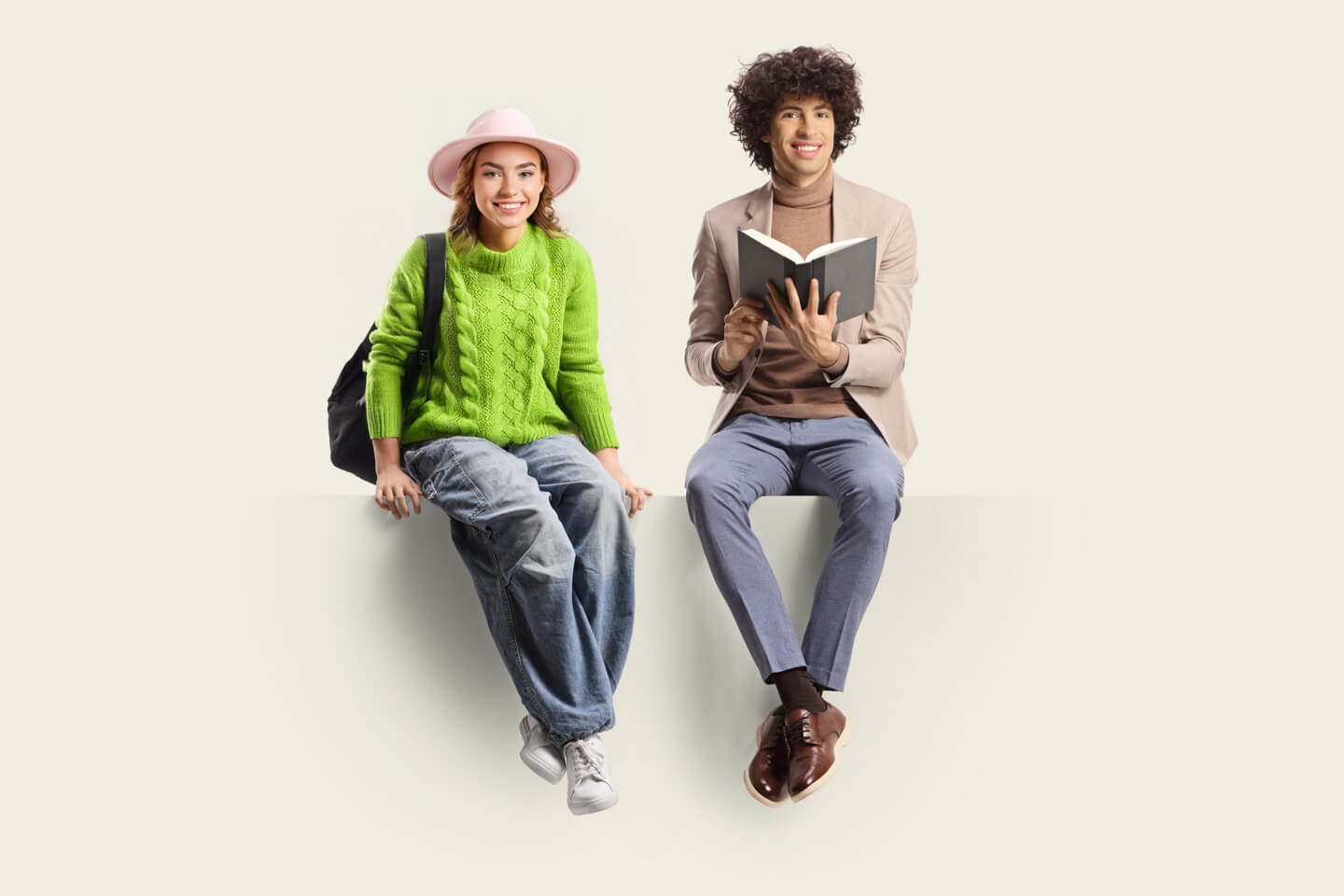 Zwei Sprachschüler unterhalten sich auf einer Bank. Französisch Sprachaufenthalt - Französisch lernen im Ausland