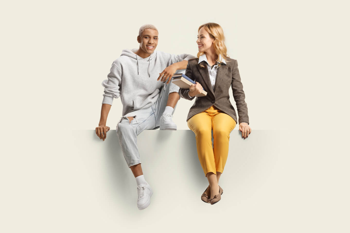 Zwei Sprachschüler unterhalten sich auf einer Bank. Italienisch Sprachaufenthalt - Italienisch lernen im Ausland