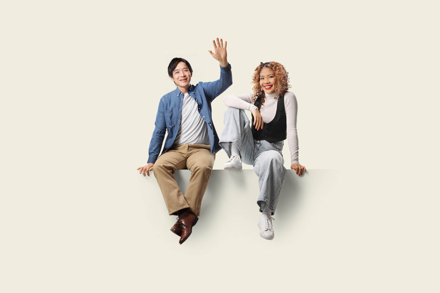 Zwei Sprachschüler unterhaltens sich sitzend auf einer Mauer. Japanisch Sprachaufenthalt - Japanisch lernen im Ausland