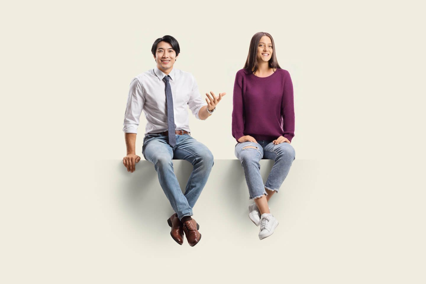 Zwei Sprachschüler unterhaltens sich sitzend auf einer Mauer. Koreanisch Sprachaufenthalt - Koreanisch lernen im Ausland