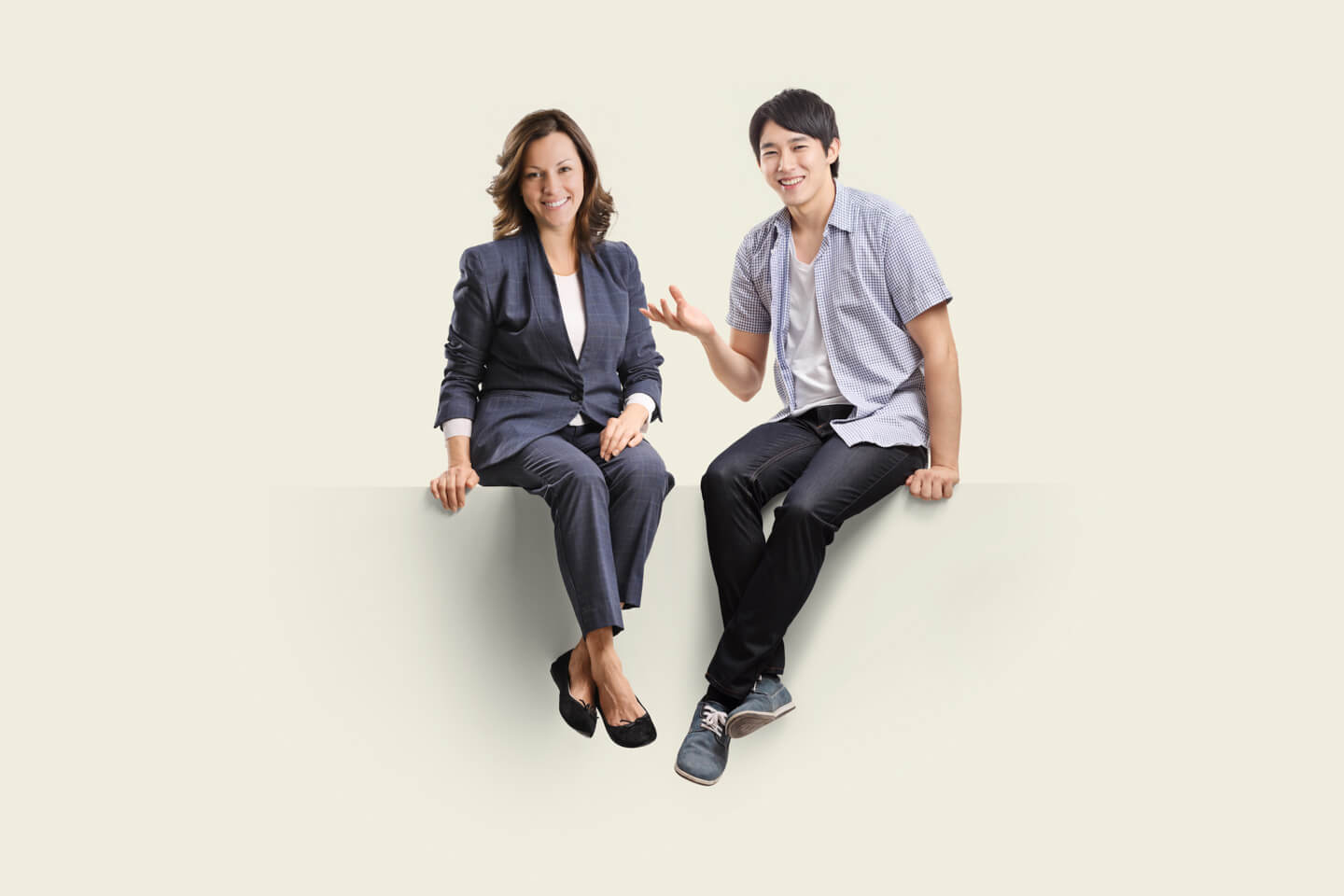 Zwei Sprachschüler unterhaltens sich sitzend auf einer Mauer. Mandarin Sprachaufenthalt - Mandarin lernen im Ausland