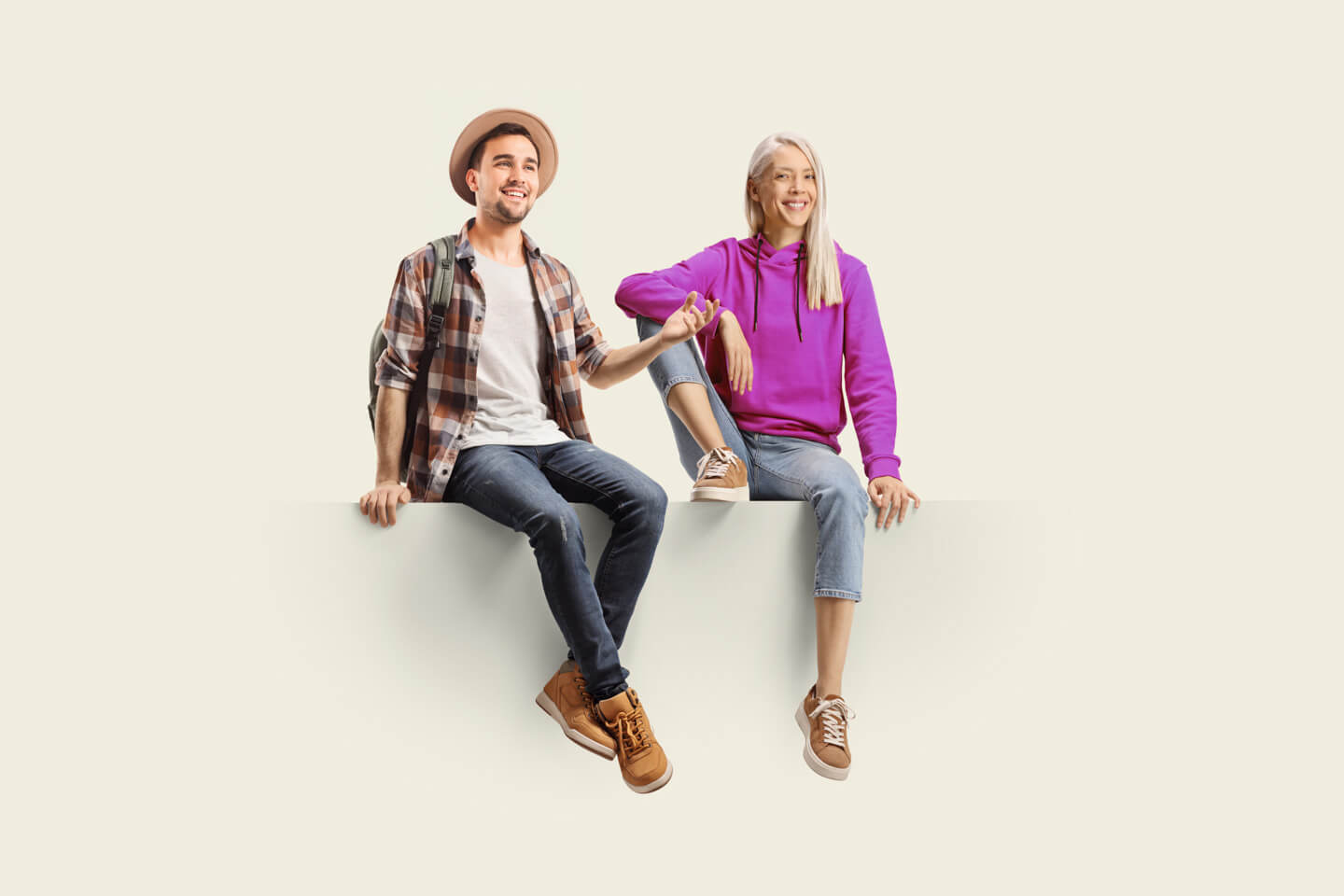 Zwei Sprachschüler unterhalten sich auf einer Bank. Russisch Sprachaufenthalt - Russisch lernen im Ausland