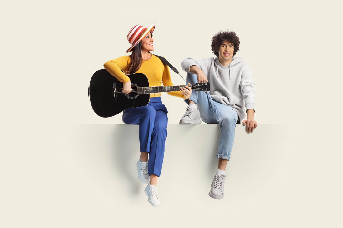 Zwei Sprachschüler unterhalten sich auf einer Bank. Spanisch Sprachaufenthalt - Spanisch lernen im Ausland