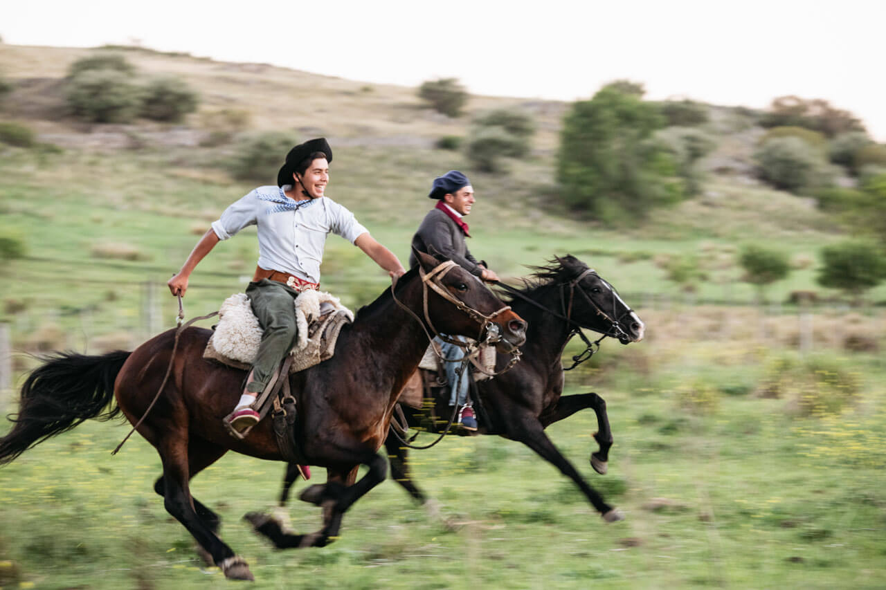 Gauchos reiten auf Pferden in Argentinien Sprachreise Alltag und Vokabeln üben