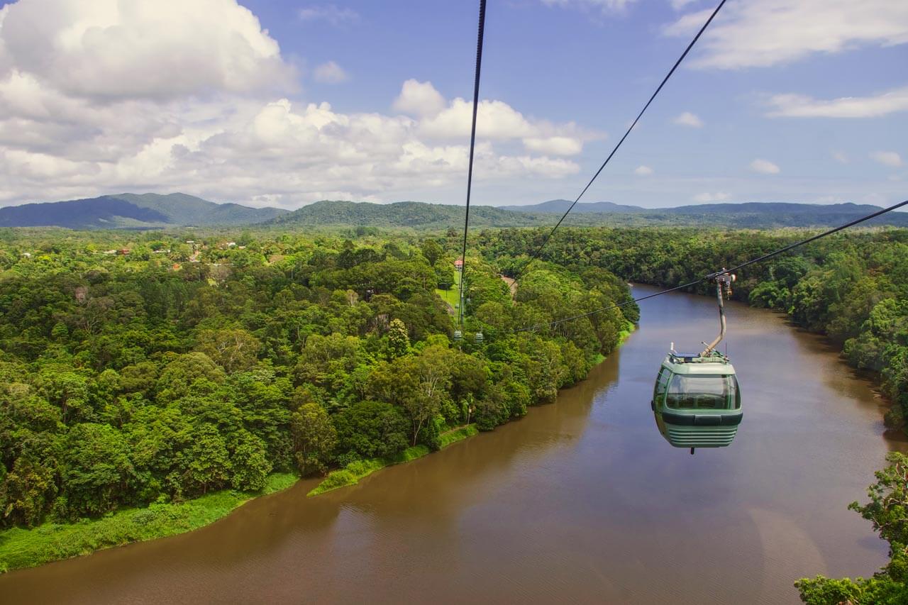 Seilbahn über den Regenwald und einen Fluss. Sprachreise mit Naturerlebnis.