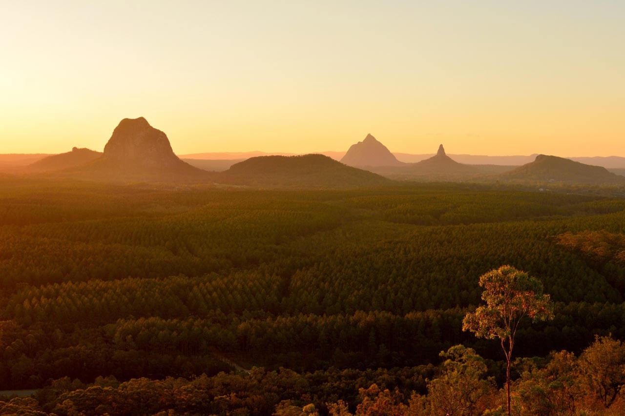 Blick auf die Glass House Mountains im Abendlicht, Vokabeln im Kontext erweitern beim Ausflug nach dem Unterricht.