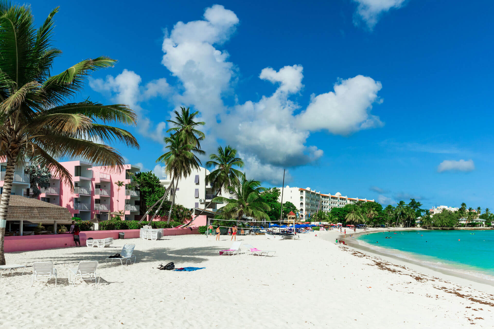 Weißer Strand mit Palmen und Hotels in Barbados, Sprachkurs am Meer, Konversation üben nach dem Unterricht.