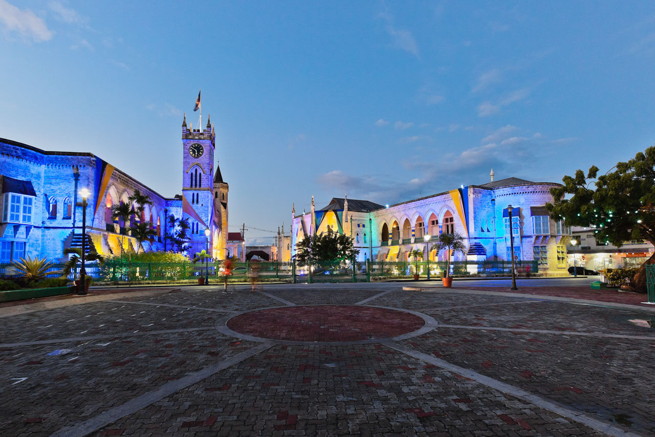 Historischer Platz in Bridgetown bunt beleuchtet, Abendprogramm der Sprachreise, Hörverstehen in Gesprächen üben.