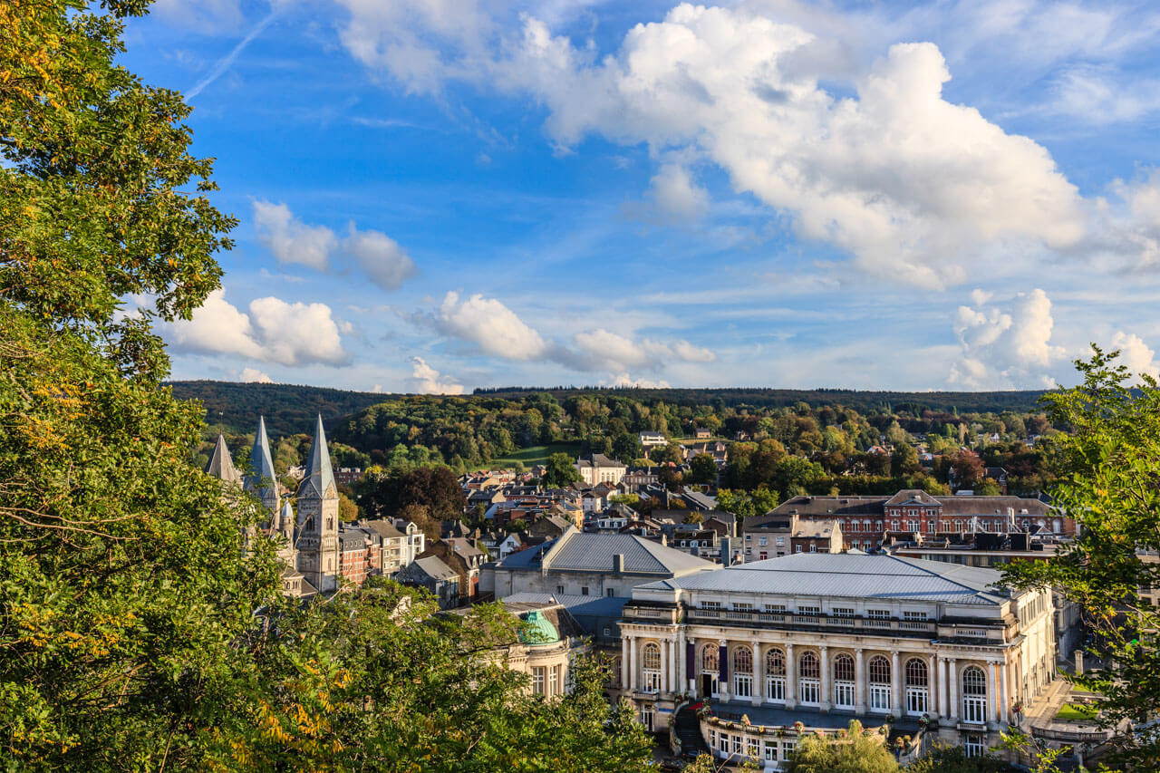Panorama von Spa mit Kurhaus und Türmen. Aussprache verbessern beim Sprachkurs in Belgien.