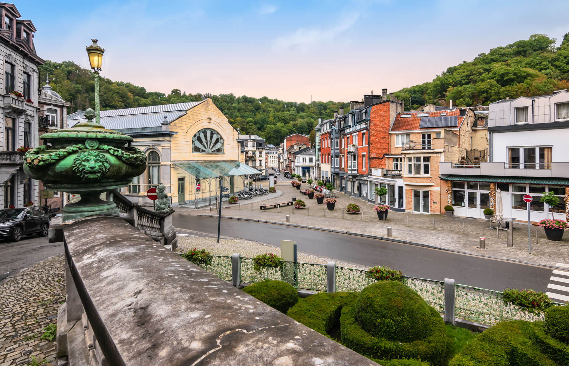 Historische Bäderstadt Spa mit Platz und Laterne. Konversation üben im Sprachkurs.