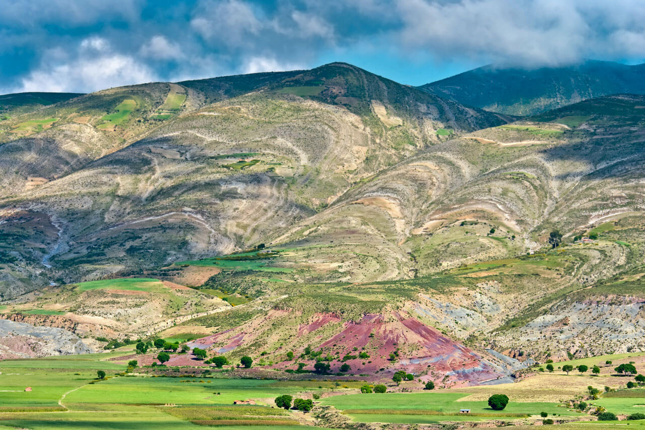 Blick auf Maragua Vulkankrater mit bunten Gesteinsschichten Sprachkurs Natur erleben Vokabeln trainieren