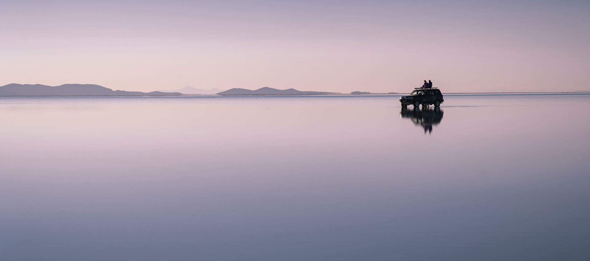 Auto spiegelt sich auf den Salzseen Uyuni Sprachreise Exkursion Schreibtraining