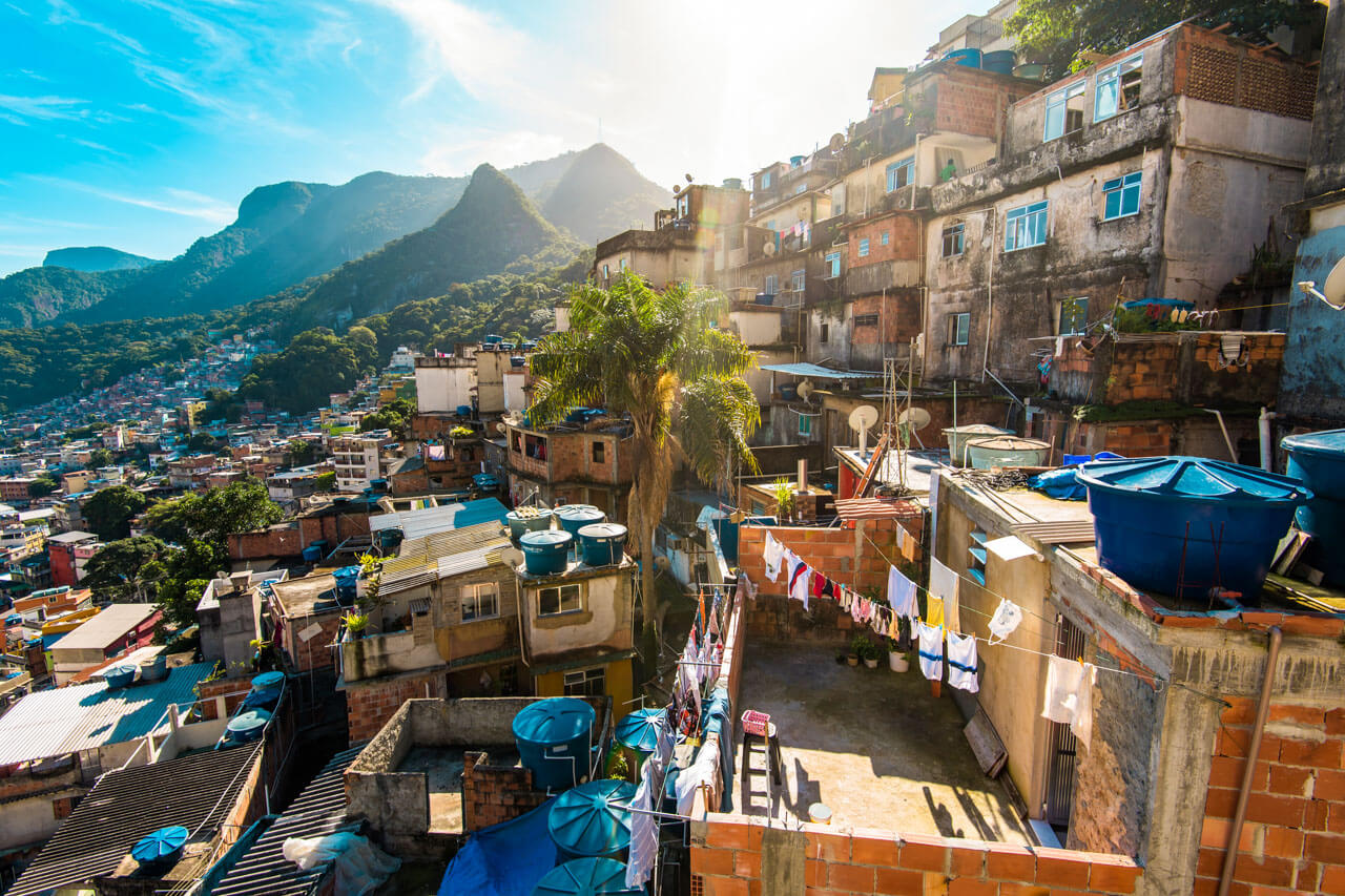 Favela Rocinha mit dicht gebauten Häusern Konversation üben im Portugiesisch Sprachkurs vor Ort