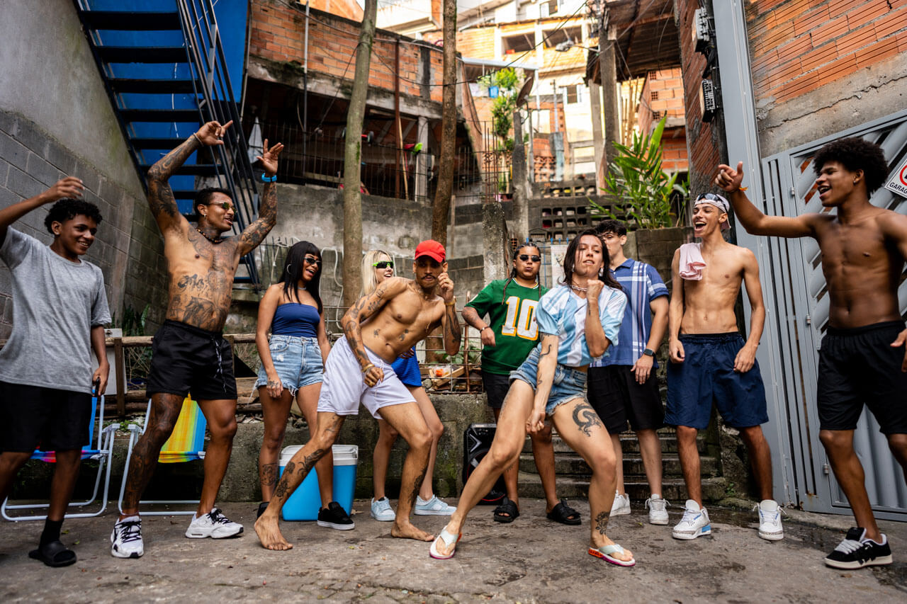 Junge Menschen tanzen im Hof in Rio Hörverstehen und Small Talk im Portugiesischkurs trainieren