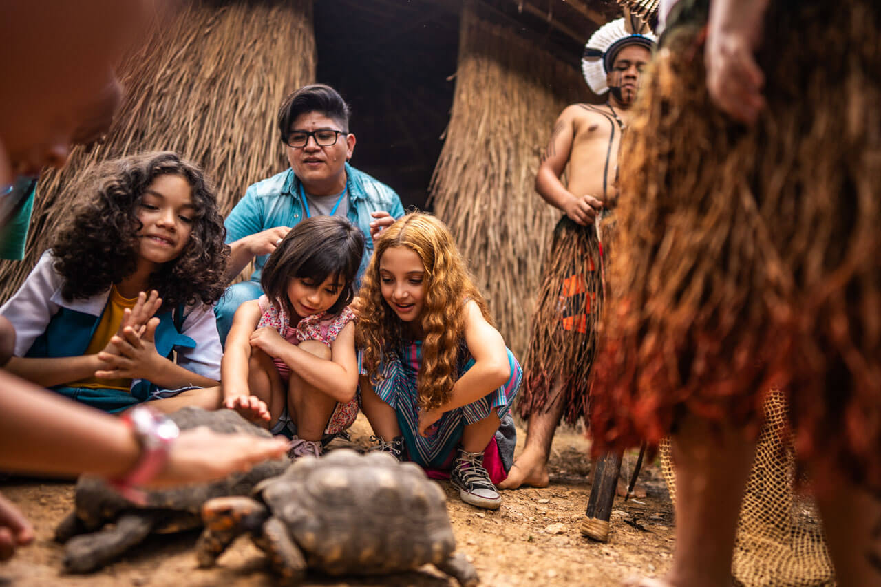 Ausflug ins indigene Dorf mit Schildkröten Lernen in der Gruppe Sprachreise Brasilien.