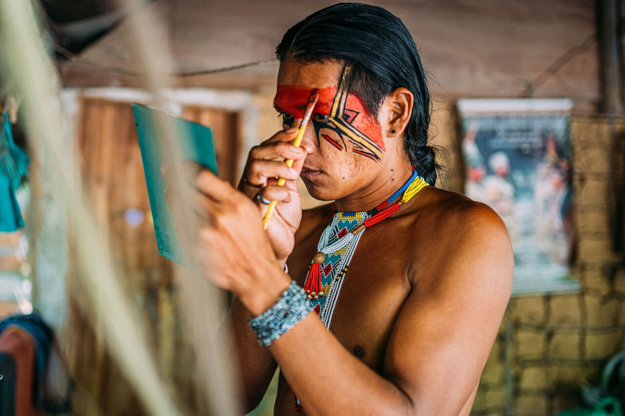 Indigener bemalt sein Gesicht Vokabeln zu Kultur Konversation im Portugiesischkurs.